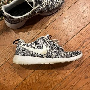 Nike Roshe Mens Floral Black and White - Size 11.5